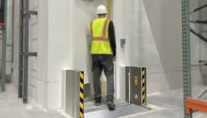 Ein Arbeiter bedient ein vollautomatisches industrielles Klappschott aus Edelstahl