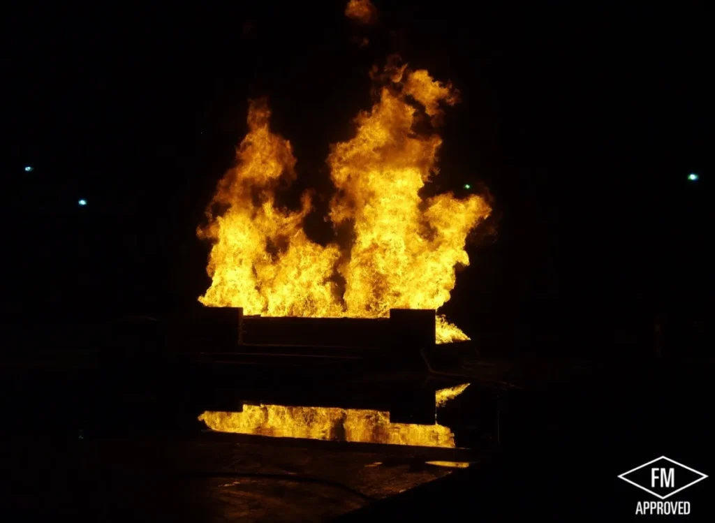 FM-zertifizierter Brandschutztest – Klappschott Feuerschutz-Barriere in Aktion Brandschutztest für Lagerhallen – FM-zertifizierte Feuerschutz-Barriere im Praxistest mit Löschwasser-Rückhaltung