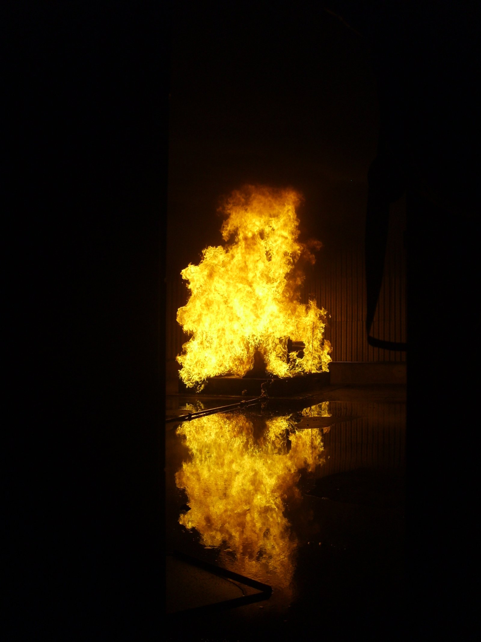 Feuer in einem dunklen Raum