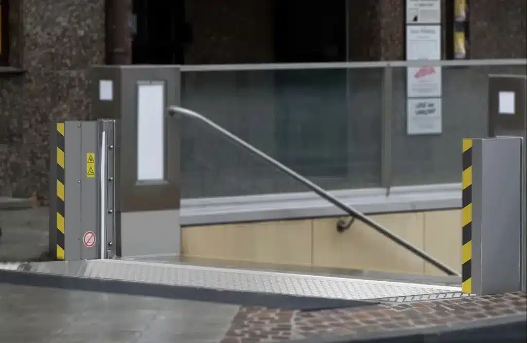 Klappschott-Hochwasserschutzbarriere in aufgerichteter Schutzstellung an einer Gebäudeeinfahrt – automatischer Hochwasserschutz Regensburg
