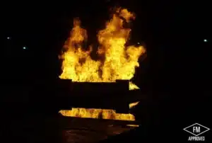 Feuer in einem dunklen Raum mit Klappschott Feuerbarriere