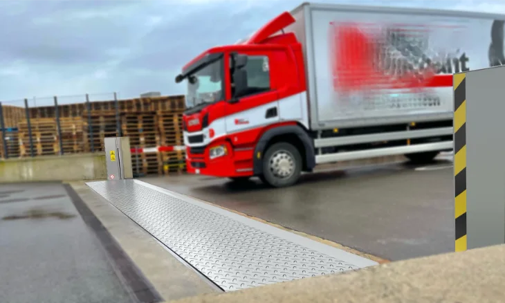 Klappschott Hochwasserschutz eingebaut in LKW-Zufahrt eines Logistikbetriebs