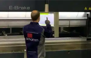 Bediener am Touchscreen-Steuerpult für ein industrielles Klappschott-System der Anhamm GmbH