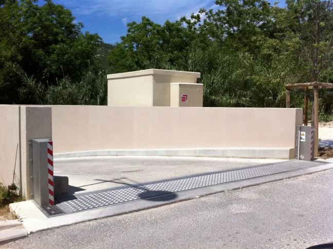 Außenansicht eines Klappschotts in Frankreich.