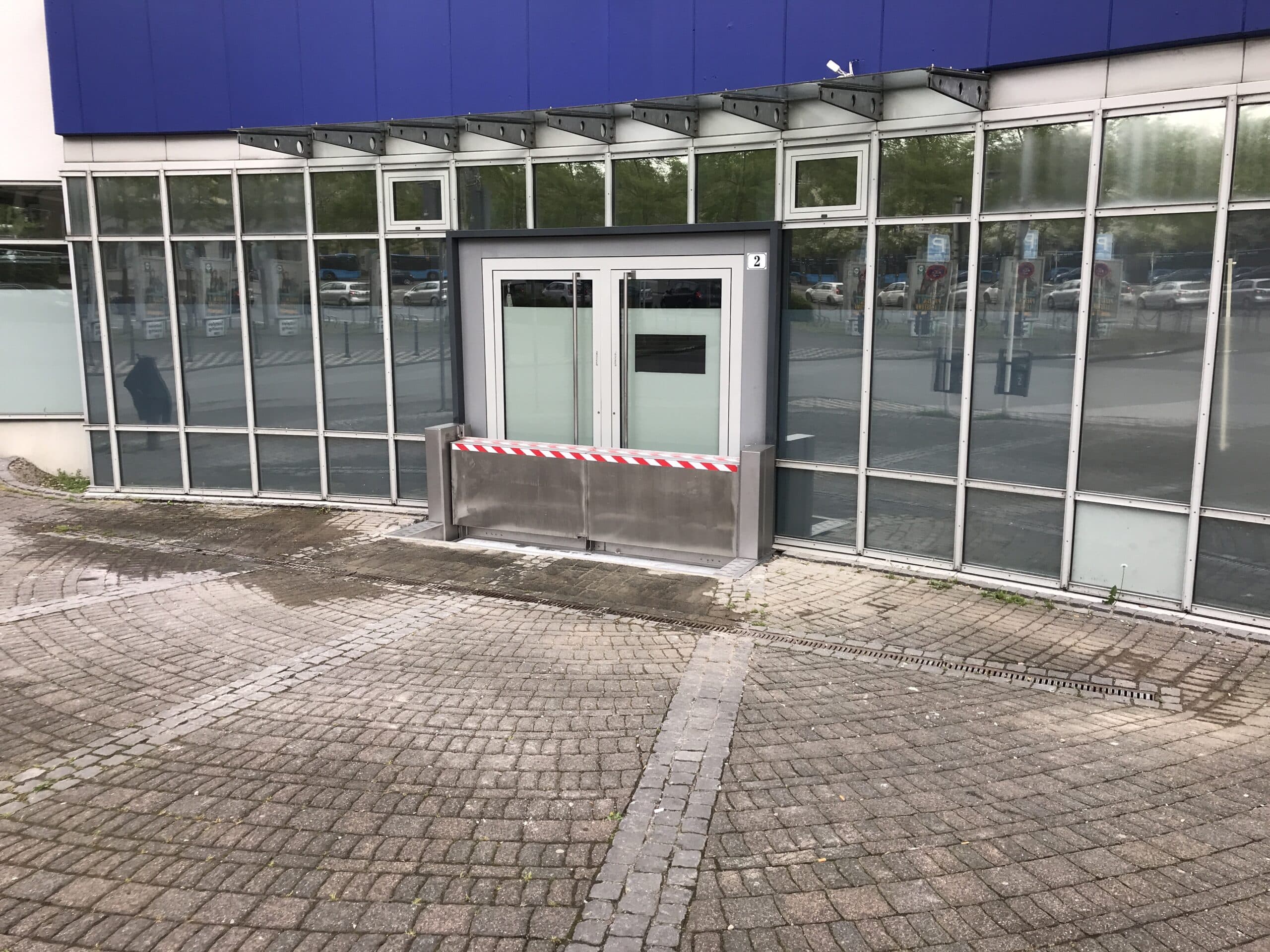 Wasser Klappschott an Glas-Schiebetür – kompakter Hochwasserschutz für Türschwellen von Anhamm