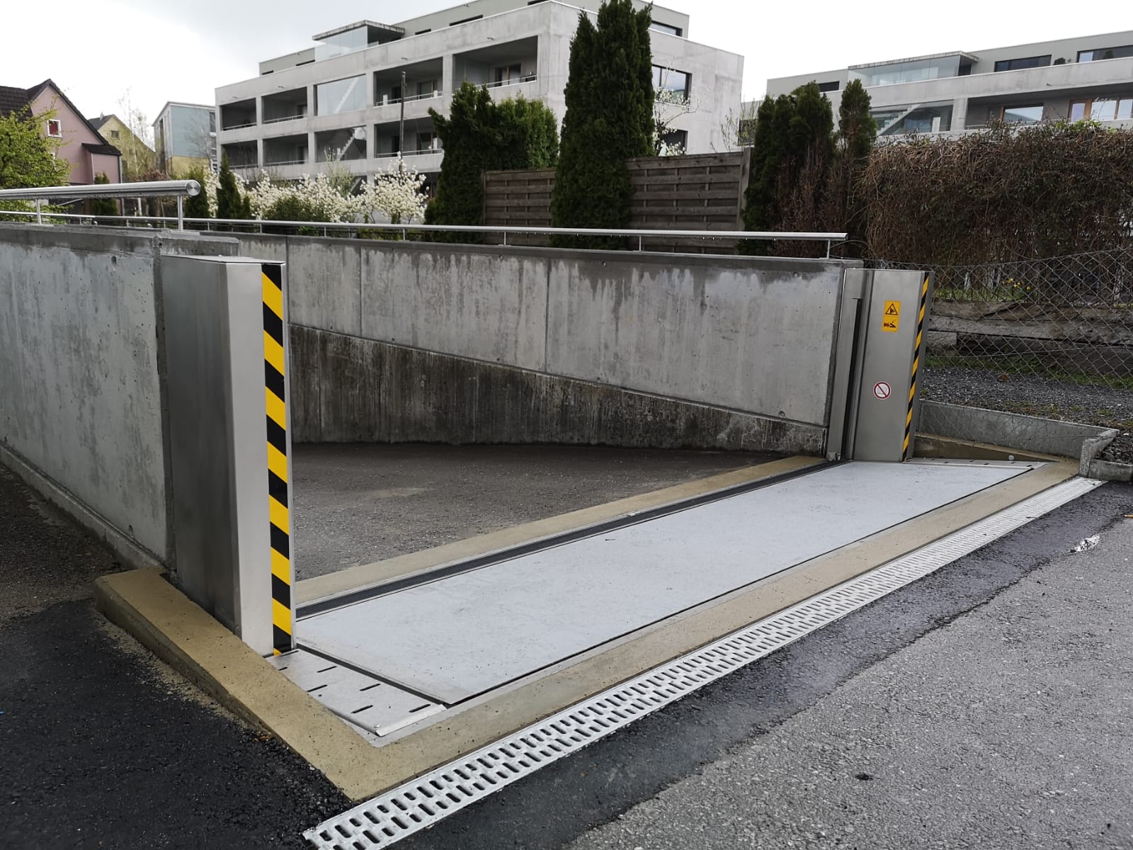 Klappschott installiert an Garageneinfahrt