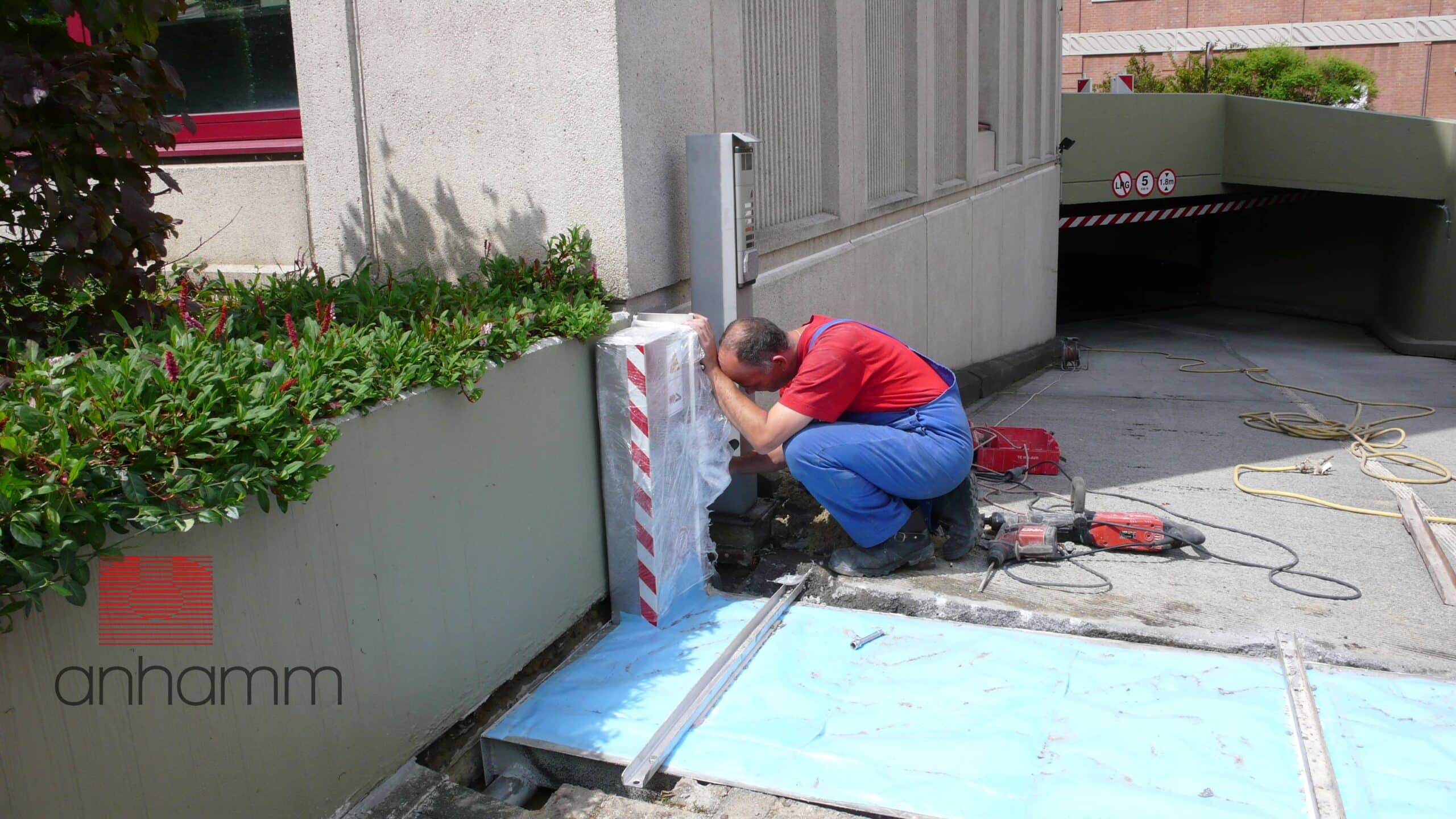 Einbau der Wasser Klappschott Aufnahmewanne in Tiefgarage – Installationsschritt von Anhamm