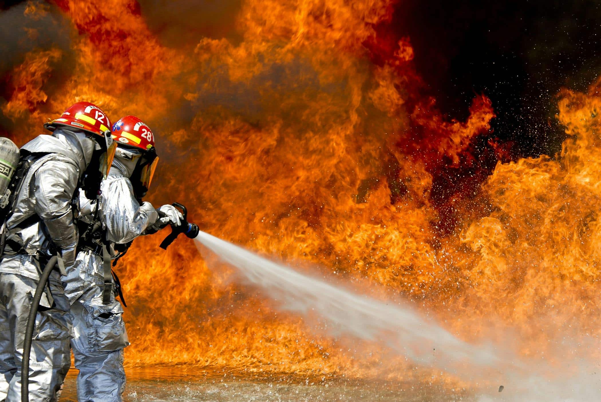 Feuerwehrleute beim Löschen eines Brandes
