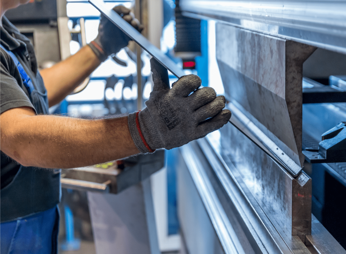 Anhamm Mitarbeiter montiert Metallteile: Hochwasserbarriere und Hochwasserschutz für Industrie und Infrastruktur