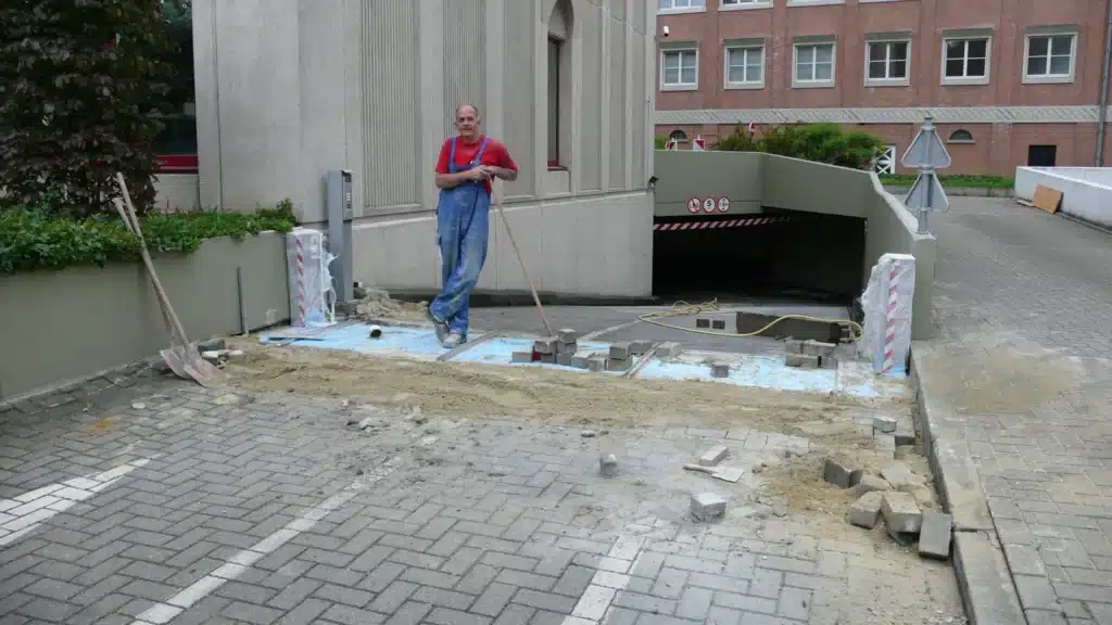 Einbau eines Klappschotts für automatische Flüssigkeitsrückhaltung an einer Tiefgarageneinfahrt – Anhamm Montage vor Ort