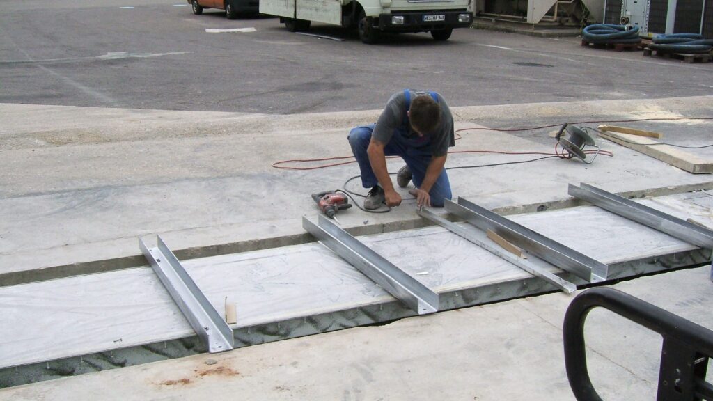 Ein Mann arbeitet an ein Klappschott Installation