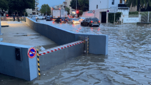 Überschwemmung in städtischen Gebieten mit aktiven Hochwasserschutz von Anhamm - automatische Flüssigkeitsrückhaltung