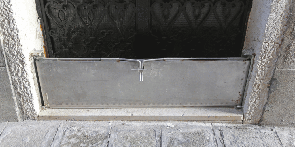 Hochwassersperre fu?r Tu?ren schu?tzt eine Haustu?r einfach und effektiv vor eindringendem Hochwasser Hochwassersperre für Türen schützt eine Haustür einfach und effektiv vor eindringendem Hochwasser