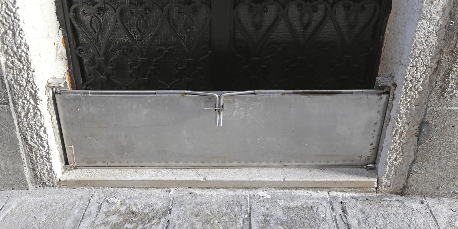 Hochwassersperre für Türen schützt eine Haustür einfach und effektiv vor eindringendem Hochwasser