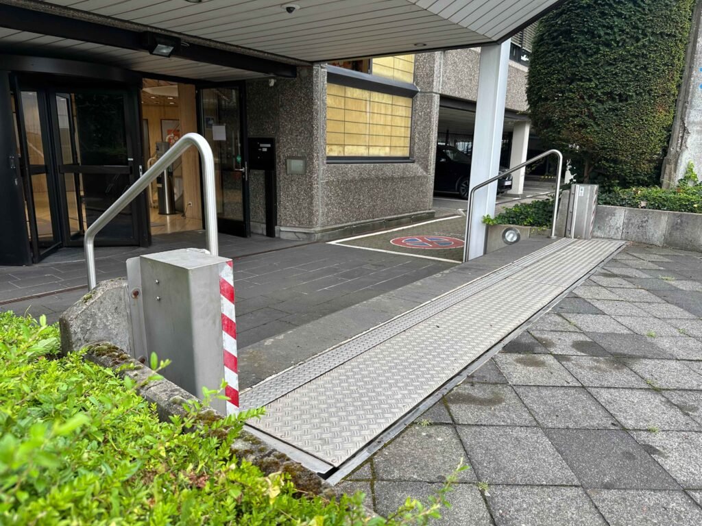 Klappschott Hochwasserbarriere, die ein Gebäude vor Überflutung schützt