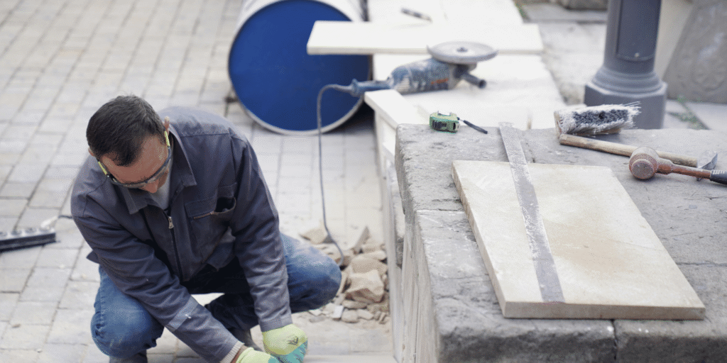 Person montiert eine mobile Hochwassersperre fu?r Tu?ren ohne Bohren in wenigen Minuten Person montiert eine mobile Hochwassersperre für Türen ohne Bohren in wenigen Minuten