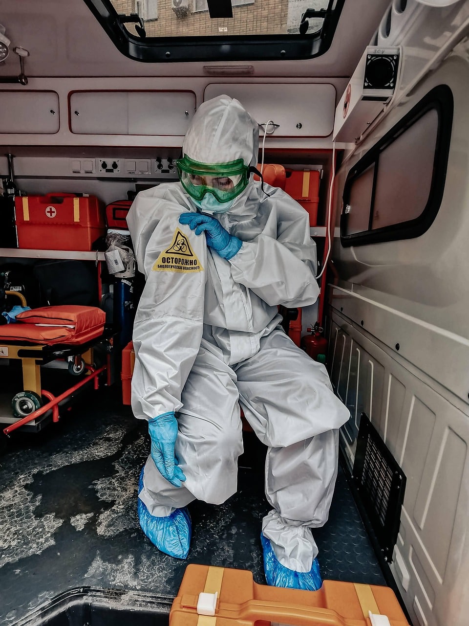 Mitarbeiter in vollständiger persönlicher Schutzausrüstung als Sicherheitsmaßnahme für Chemikalien und Feuer