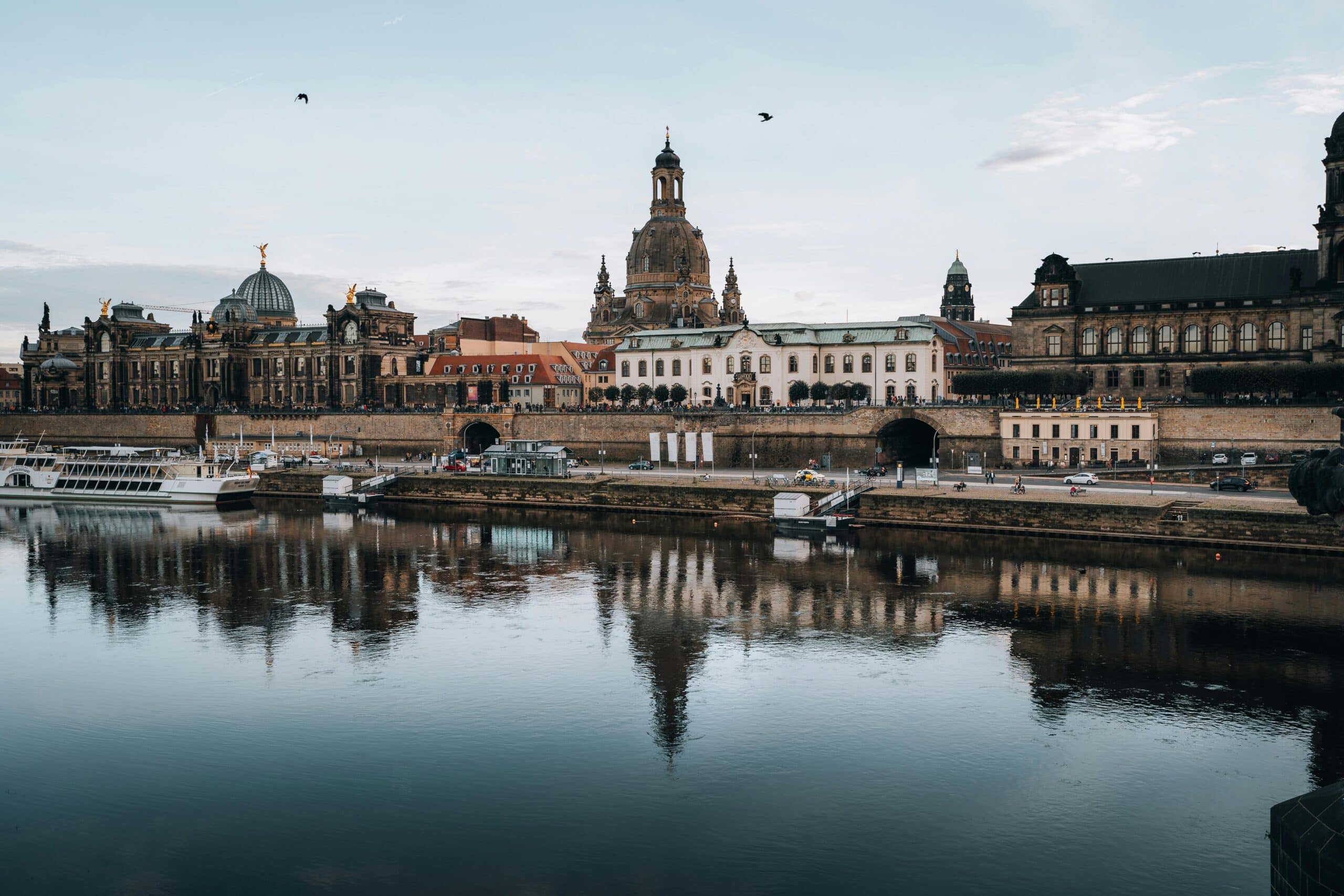 Dresdens atemberaubende Architektur und die Spiegelungen auf der Elbe im Morgengrauen.