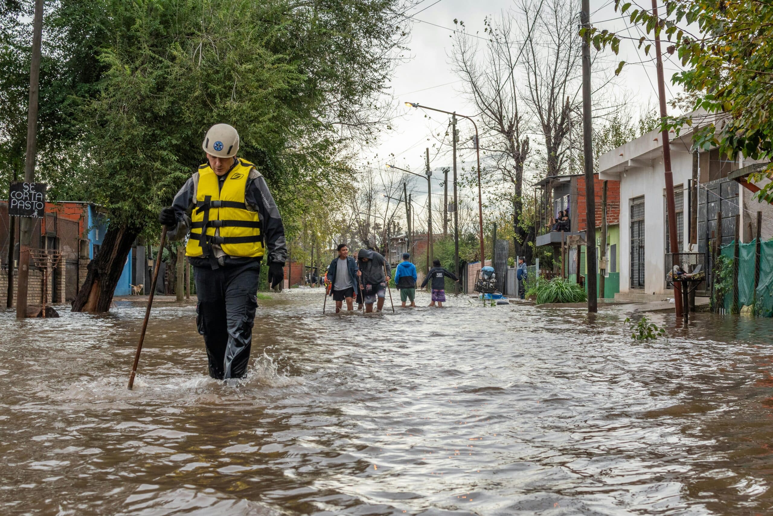Rettungskräfte helfen den Einwohnern bei schweren Überschwemmungen durch Starkregen in Buenos Aires, Argentinien.