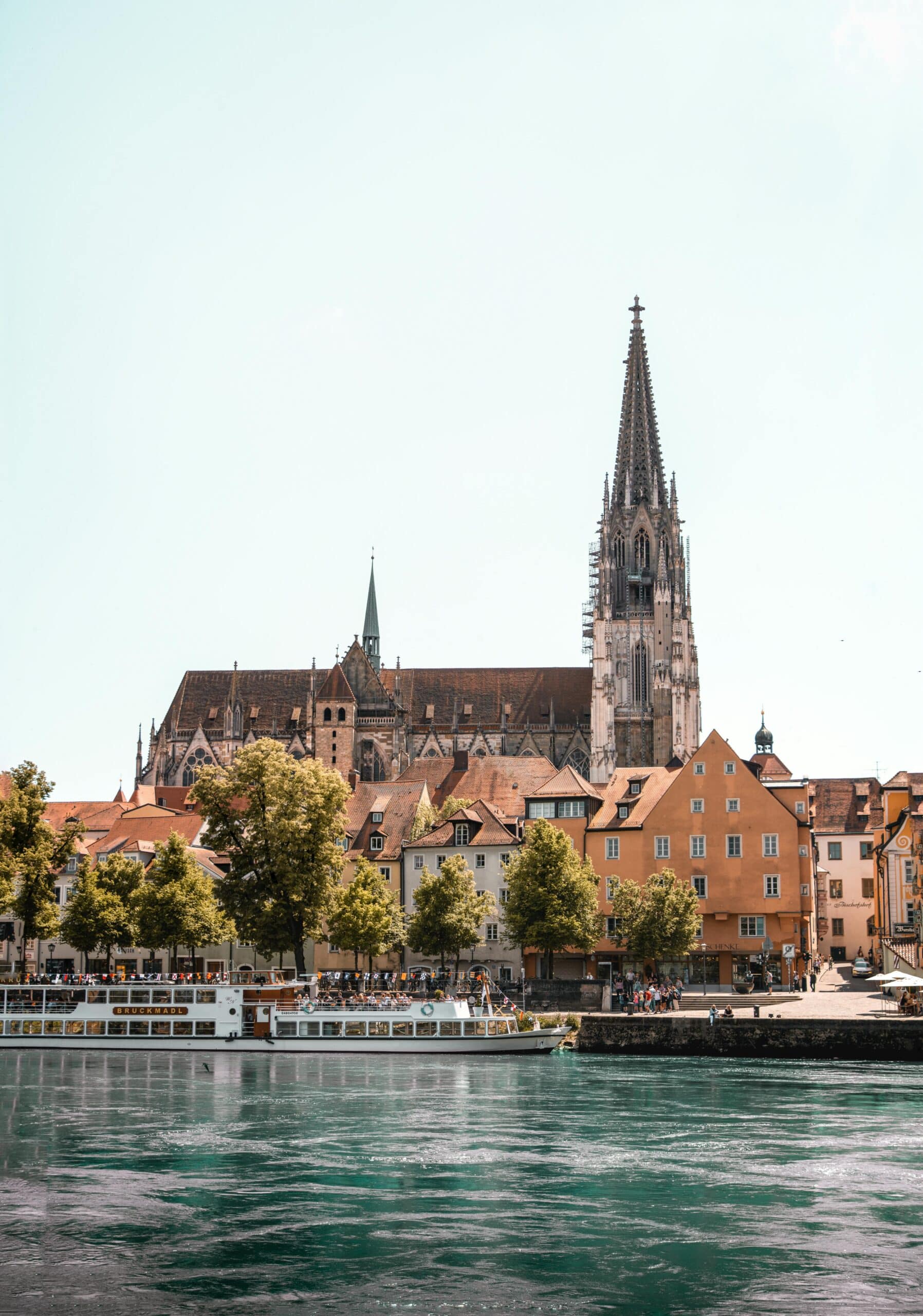 Malerischer Blick auf den Regensburger Dom und die Stadtarchitektur entlang der Donau.