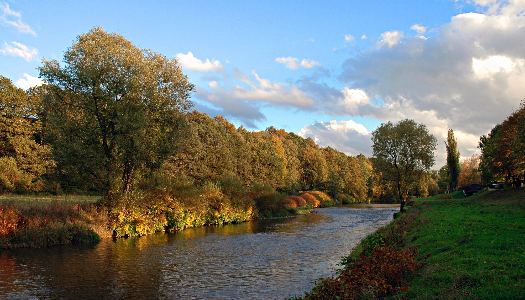 Pegelstand Zwickauer Mulde in Zwickau – Flussverlauf im Herbst mit Uferböschung