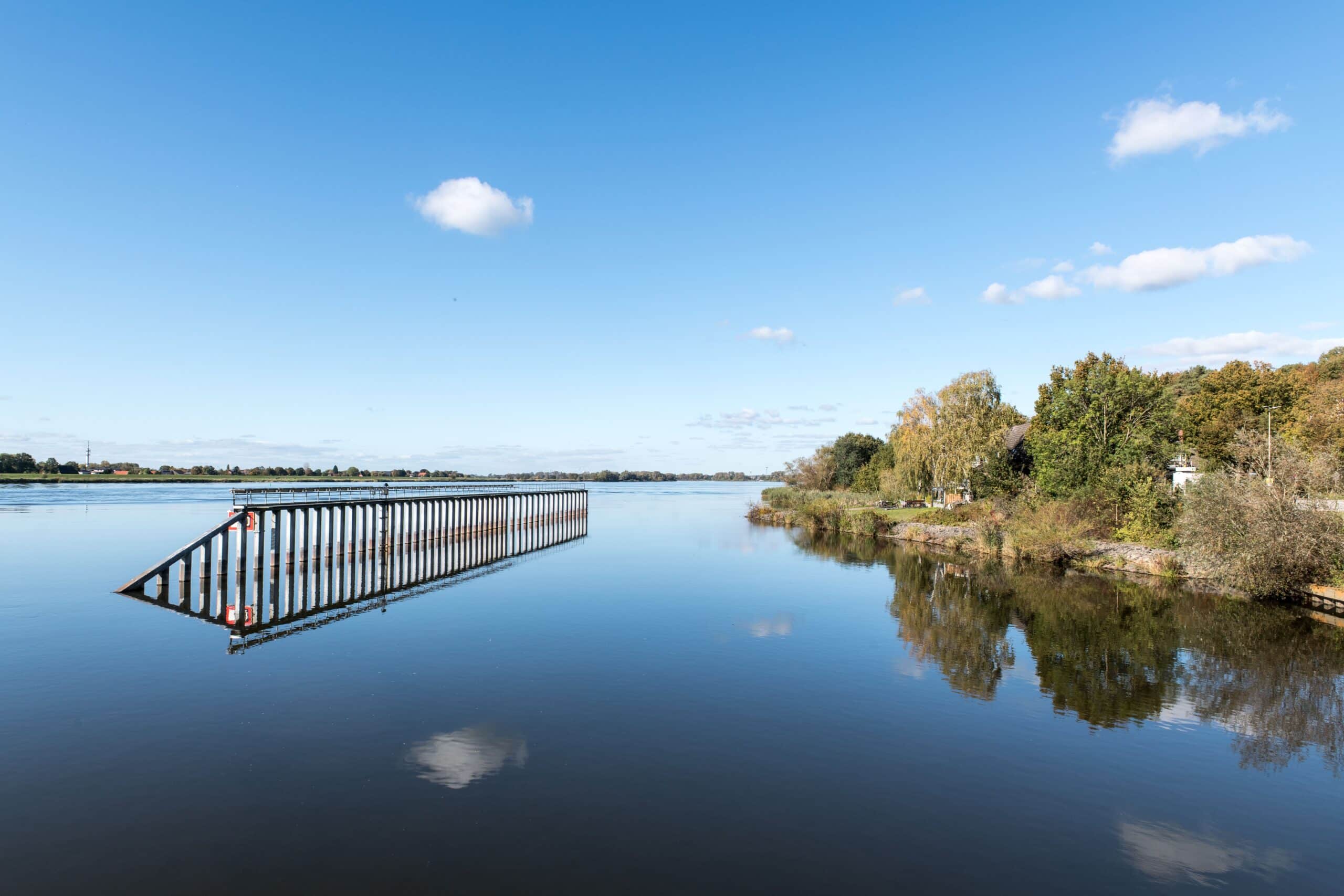 Ein ruhiger Blick auf die Elbe mit Spiegelungen in Geesthacht, Deutschland.